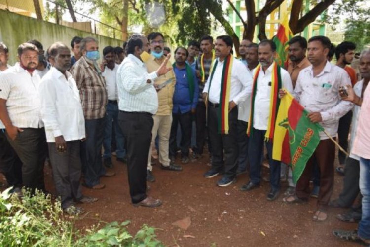 ಫುಟ್ಪಾತ್ಗೆ ಕನ್ನಡ ಬಾವುಟದ ಬಣ್ಣ- ಜಯಕರ್ನಾಟಕ ಸಂಘಟನೆಯಿಂದ ಪ್ರತಿಭಟನೆ