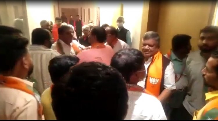 ಸಭೆಯಲ್ಲಿ ಶಾಸಕರ ಗಲಾಟೆ: ಕೈ ಕೈ ಮಿಲಾಯಿಸುವ ಹಂತಕ್ಕೆ ತಲುಪಿದ ಜಗಳ