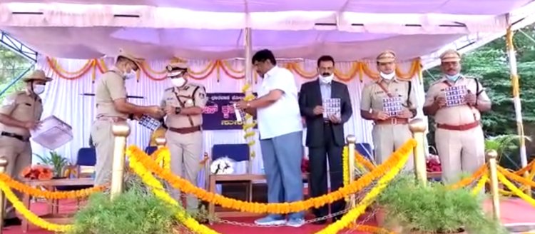 ಹುಬ್ಬಳ್ಳಿಯಲ್ಲಿ ಪೊಲೀಸ್ ಧ್ವಜ ದಿನಾಚರಣೆ-ಪರೇಡ್ ವೀಕ್ಷಿಸಿದ ನಿವೃತ್ತ ಇನ್ಸ್ ಪೆಕ್ಟರ್