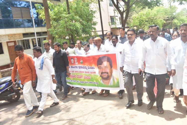 ವಿನಯ ಕುಲಕರ್ಣಿ ಅಭಿಮಾನಿ ಬಳಗದಿಂದ ಟಾಟಾ ಕಾರ್ಮಿಕರ ಧರಣಿಗೆ ಬೆಂಬಲ