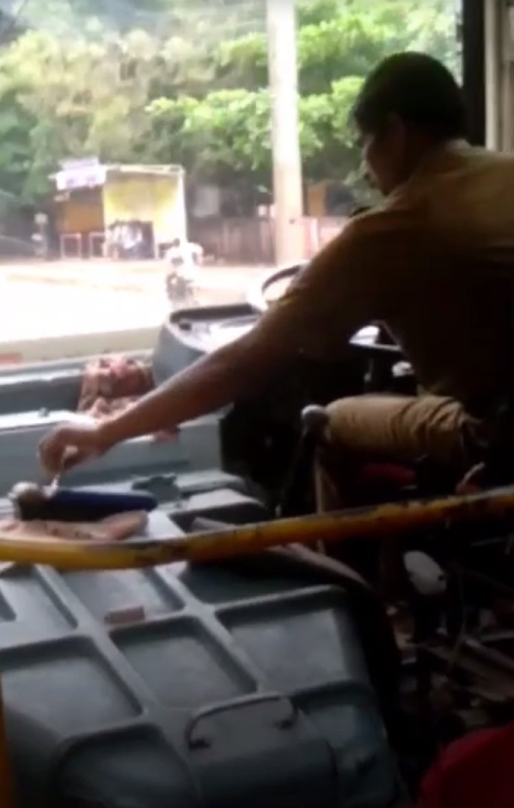 ಚಾಲನೇ ಮಾಡುತ್ತಲೇ ಟಿಕೆಟ್ ನೀಡಿ ಬಸ್ ಚಾಲಕ