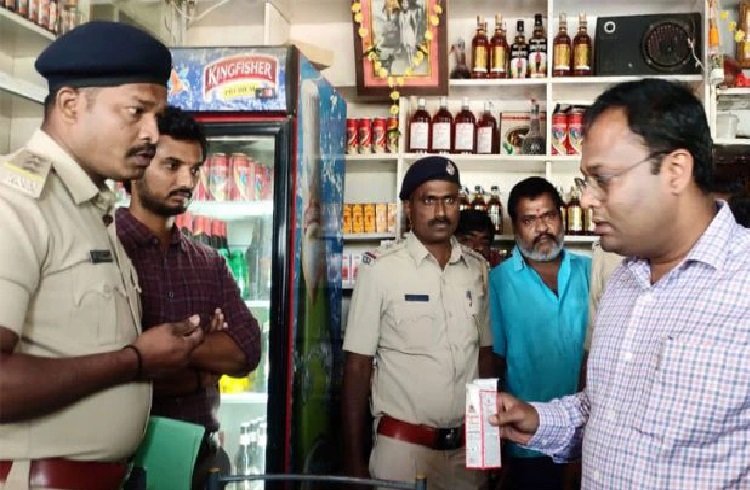 ಬೆಳಗಾವಿ: ಬಾರ್ ಗೆ ನುಗ್ಗಿ ಬಾಗಿಲು ಬಂದ್ ಮಾಡಿಸಿದ ಜಿಲ್ಲಾಧಿಕಾರಿ