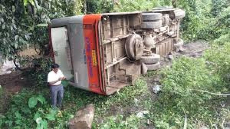 ಬೆಂಗಳೂರಿನ ಹೊಸಕೋಟೆ ಬಳಿ ಚಾಲಕನ ನಿಯಂತ್ರಣ ತಪ್ಪಿ KSRTC ಬಸ್ ಪಲ್ಟಿ: ಮೂವರಿಗೆ ಗಾಯ