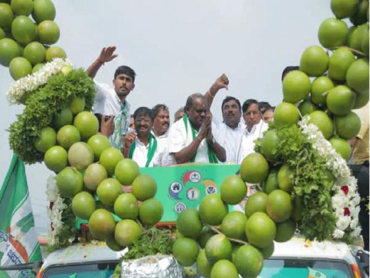 ಎಚ್ಡಿಕೆ ಕೊರಳಿಗೆ ಬೃಹತ್ ಚಕೋತಾ, ಕ್ಯಾಪ್ಸಿಕಂ ಹಾರ ಹಾಕಿದ ಜೆಡಿಎಸ್ ಕಾರ್ಯಕರ್ತರು.
