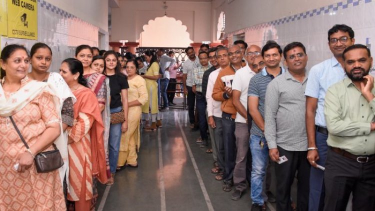 ಮೆರವಣಿಗೆಯಲ್ಲಿ ಬಂದು ಮತ ಚಲಾಯಿಸಿದ ಅವಿಭಕ್ತ ಕುಟುಂಬದ 60 ಮಂದಿ