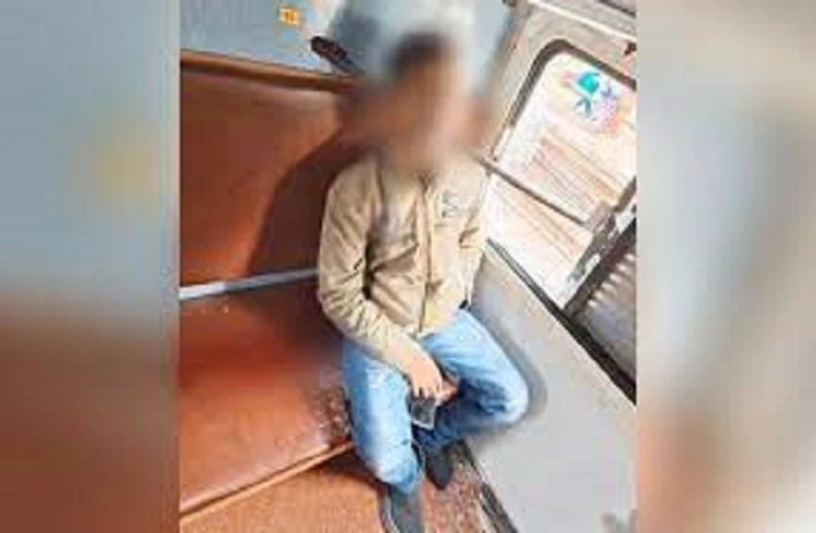 ರೈಲಿನಲ್ಲಿ ಪ್ರಯಾಣಿಸುತ್ತಿದ್ದ ವೇಳೆ ಕುತ್ತಿಗೆಗೆ ಕಬ್ಬಿಣದ ರಾಡ್ ತಗುಲಿ ವ್ಯಕ್ತಿ ಸ್ಥಳದಲ್ಲೇ ಸಾವು
