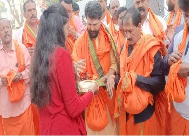 ದತ್ತಜಯಂತಿ ಹಿನ್ನೆಲೆ; ಶಾಸಕ ಸಿ.ಟಿ.ರವಿ ಮನೆ ಮನೆಗೆ ತೆರಳಿ ಭಿಕ್ಷಾಟನೆ