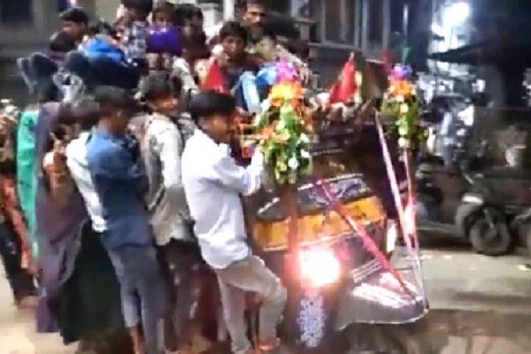 ಒಂದೇ ಆಟೋದಲ್ಲಿ ಪ್ರಯಾಣಿಸಿದ ಒಟ್ಟು ಪ್ರಯಾಣಿಕರ ಸಂಖ್ಯೆ ಕೇಳಿದ್ರೆ ನಿಮ್ಮ ಹುಬ್ಬೇರುವುದಂತೂ ಖಚಿತv