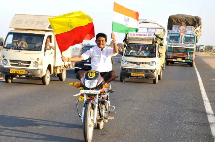 ಹಾವೇರಿ ಸಾಹಿತ್ಯ ಸಮ್ಮೇಳನಕ್ಕೆ ಹ್ಯಾಂಡಲ್ ಇಲ್ಲದ ಬೈಕ್ನಲ್ಲಿ ಸವಾರಿ