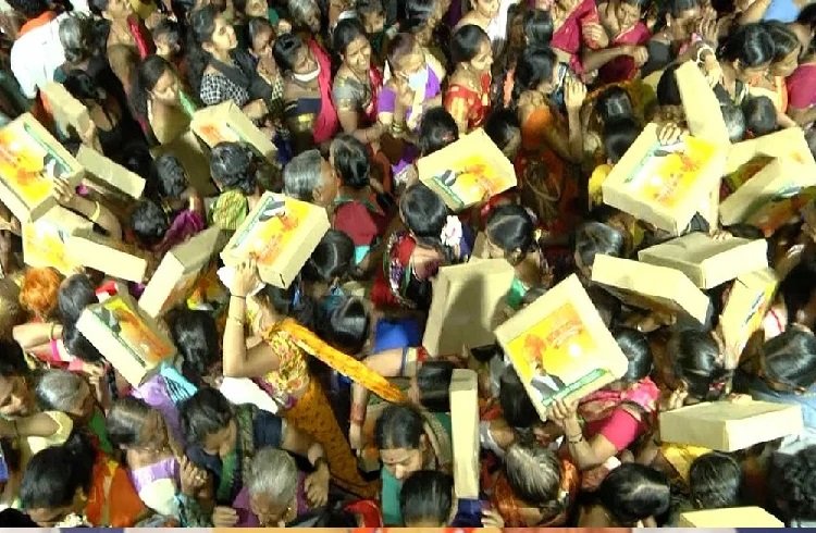 ಬೆಳಗಾವಿಯಲ್ಲಿ `ಗಿಫ್ಟ್ ಪಾಲಿಟಿಕ್ಸ್' ; ಮಾಜಿ ಶಾಸಕ ಸಂಜಯ್ ಪಾಟೀಲ್ ಜನ್ಮದಿನಾಚರಣೆಗೆ ಬಂದ ಮಹಿಳೆಯರಿಗೆ ಭರ್ಜರಿ ಉಡುಗೊರೆ!
