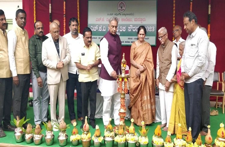 ಕೆಲ ವ್ಯಕ್ತಿಗಳು ಸತ್ತ ಮೇಲೂ ಬದುಕುತ್ತಾರೆ ಎಂಬುದಕ್ಕೆ ಹೆಚ್.ಕೆ.ವೀರಣ್ಣಗೌಡರೆ ಸಾಕ್ಷಿ - ಬಸವರಾಜ ಹೊರಟ್ಟಿ ಶ್ಲಾಘನೆ