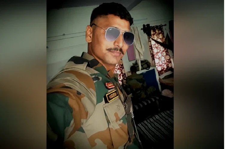 ಹಾಸನದಲ್ಲಿ ಆತ್ಮಹತ್ಯೆ ಮಾಡಿಕೊಂಡ ಯೋಧ; ಮುಗಿಲು ಮುಟ್ಟಿದ ಕುಟುಂಬಸ್ಥರ ಆಕ್ರಂದನ