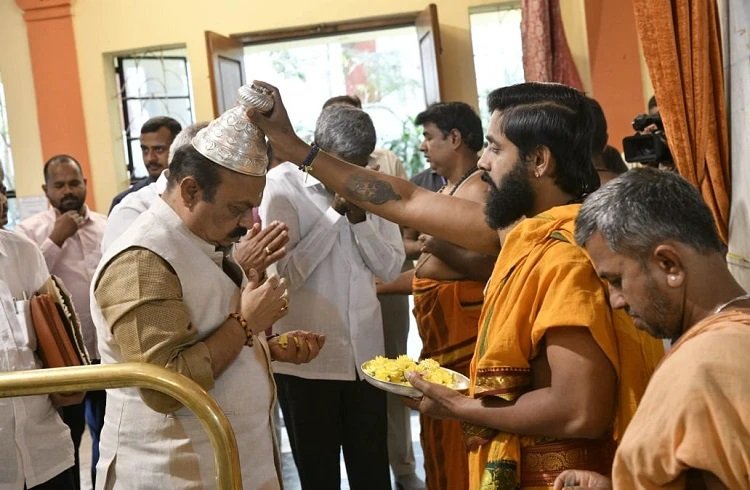 ಬಜೆಟ್ ಗೂ ಮುನ್ನ `ಸಿಎಂ ಟೆಂಪಲ್ ರನ್' : ನಾಡಿನ ಜನರ ಹೆಸರಿನಲ್ಲಿ ಅರ್ಚನೆ ಮಾಡಿಸಿದ ಬೊಮ್ಮಾಯಿ