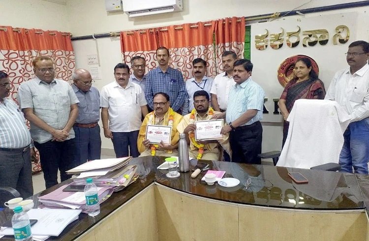 ಪ್ರಾಣ ಪಣಕ್ಕಿಟ್ಟು 15 ಜನರ ಜೀವ ಉಳಿಸಿದ ಸಾರಿಗೆ ಬಸ್ ಚಾಲಕ, ನಿರ್ವಾಹಕನಿಗೆ ಸನ್ಮಾನ