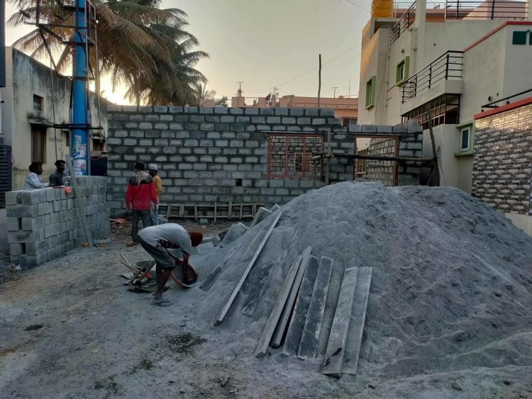 ಬೆಂಗಳೂರು | ಮುಖ್ಯರಸ್ತೆ ಮೇಲೆಯೇ ರಾತ್ರೋರಾತ್ರಿ ಮನೆ ನಿರ್ಮಾಣ