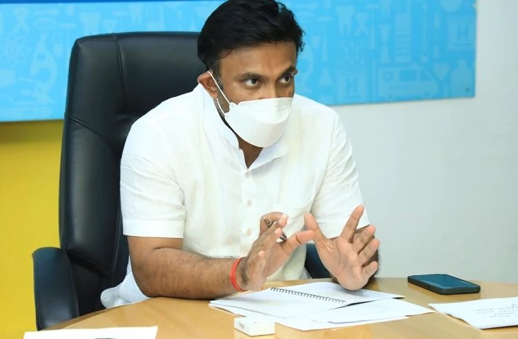 ಕಿವಿಗೆ ಹೂ ಇಟ್ಟುಕೊಂಡಿದ್ದು ಕಾಂಗ್ರೆಸ್ಸಿಗರ ದಿವಾಳಿತನ ತೋರಿಸುತ್ತೆ: ಸುಧಾಕರ್ ವಾಗ್ದಾಳಿ