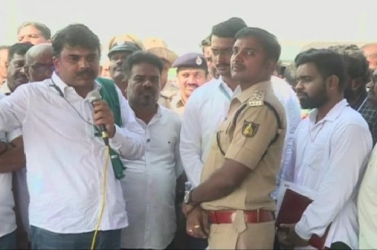ಹೆದ್ದಾರಿಯಲ್ಲೇ ಶಾಮಿಯಾನ ಹಾಕಿ ಧರಣಿ ಕುಳಿತ ಜನರು; ಮೈಸೂರು ಬೆಂಗಳೂರು ರಸ್ತೆ ಬಂದ್