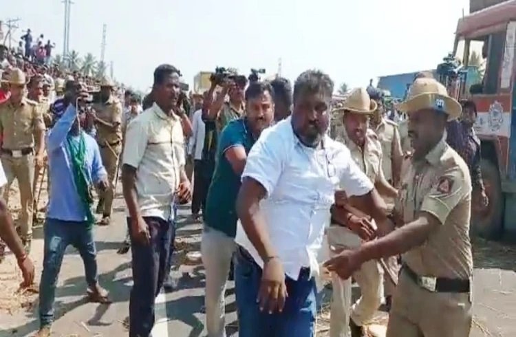 ಮಂಡ್ಯದಲ್ಲಿ ಅಂಡರ್ ಪಾಸ್ ನಿರ್ಮಾಣಕ್ಕಾಗಿ ಆಗ್ರಹಿಸಿ ಪ್ರತಿಭಟನೆ ತಾತ್ಕಾಲಿಕವಾಗಿ ಹಿಂಪಡೆದ ರೈತರು