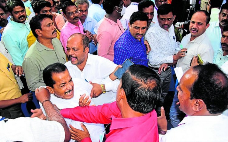 ಸರ್ಕಾರಿ ನೌಕರರ ಸಂಘದ ಸಭೆಯಲ್ಲಿ ನೂಕಾಟ