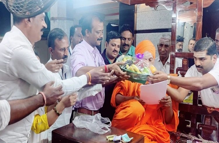 'ಆರೋಗ್ಯ ಇಲಾಖೆ'ಯ 'NHM ಒಳಗುತ್ತಿಗೆ ನೌಕರ'ರಿಂದ ಸಿದ್ಧಲಿಂಗ ಸ್ವಾಮೀಜಿ ಭೇಟಿ, 'ಹುದ್ದೆ ಖಾಯಂ'ಗೆ ಸಿಎಂಗೆ ಸೂಚಿಸಲು ಮನವಿ