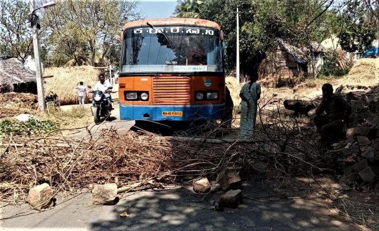 ಕನಕಪುರ: ಸಾರ್ವಜನಿಕ ರಸ್ತೆಗೆ ಬೇಲಿ ಹಾಕಿದ ವ್ಯಕ್ತಿ!