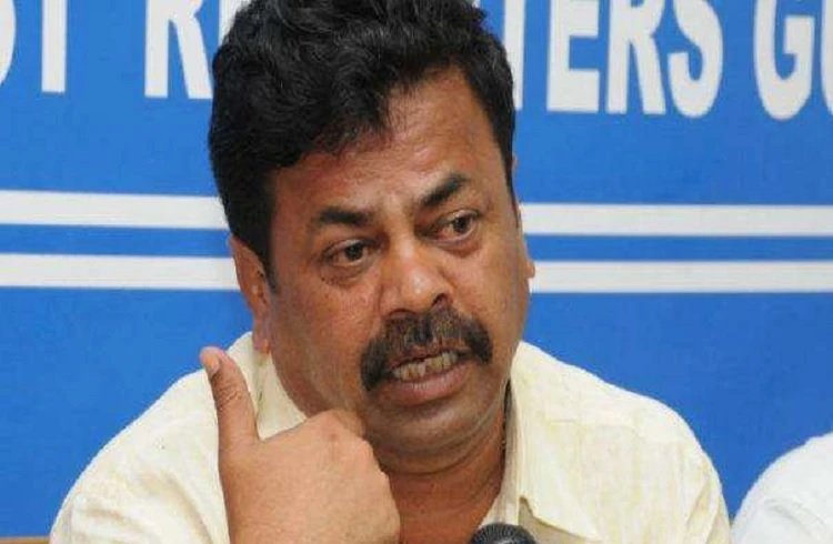 ಮೋದಿ' ಆಗಮನದ ಬೆನ್ನಲ್ಲೇ ಮಹಿಳೆಯರಿಗೆ 500 ರೂ.ನೋಟು ಹಂಚಿ ವಿವಾದಕ್ಕೆ ಸಿಲುಕಿದ ರೇಣುಕಾಚಾರ್ಯ