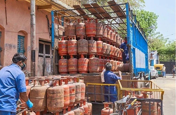 ದೆಹಲಿಯಲ್ಲಿ ಗೃಹಬಳಕೆ ಎಲ್.ಪಿಜಿ ಸಿಲಿಂಡರ್ ದರ 50 ರೂ, ವಾಣಿಜ್ಯ ಗ್ಯಾಸ್ ದರ 350.50ರೂ ಏರಿಕೆ