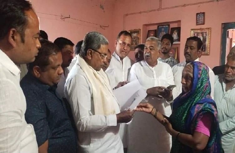 ಮೃತ ಶಿಕ್ಷಕನ ಕುಟುಂಬಕ್ಕೆ 2 ಲಕ್ಷ ರೂ. ಪರಿಹಾರ ನೀಡಿದ ಮಾಜಿ ಸಿಎಂ ಸಿದ್ದರಾಮಯ್ಯ