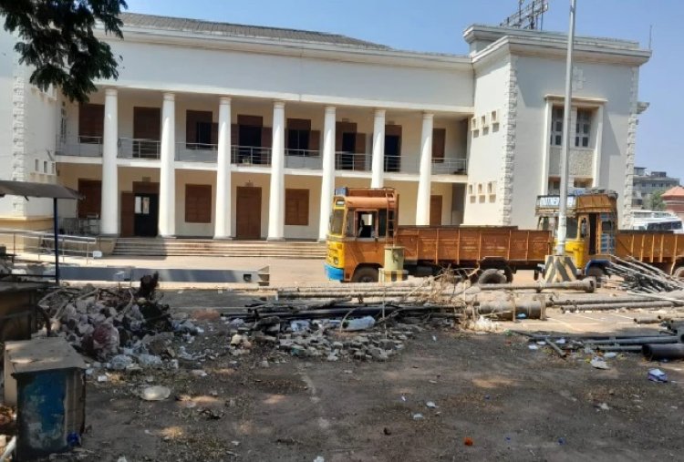 ಮಂಗಳೂರು: ಡಂಪಿಂಗ್ ಯಾರ್ಡ್ನಂತಾದ ಕುದ್ಮುಲ್ ರಂಗರಾವ್ ಪುರಭವನ ಆವರಣ
