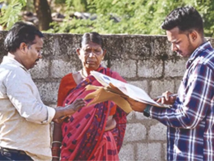 ನಿಮ್ಮ ಜಾತಿಯೇನು, ಯಾರಿಗೆ ವೋಟ್ ಹಾಕ್ತೀರಿ' ಎಂದು ಕೇಳಿದ ಸಮೀಕ್ಷಾ ಸಿಬ್ಬಂದಿಗೆ ಹಳ್ಳಿ ಯುವಕನ ಕ್ಲಾಸ್