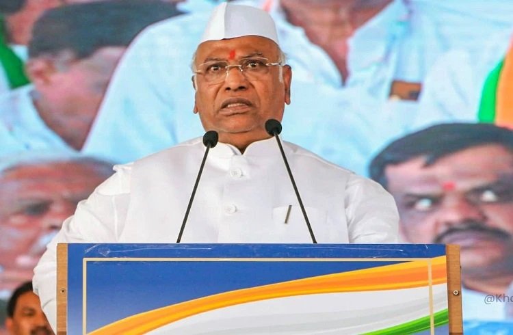 ಕಾಂಗ್ರೆಸ್ ಅಧಿಕಾರಕ್ಕೆ ಬಂದ ಒಂದೂವರೆ ವರ್ಷದಲ್ಲಿ 2.5 ಲಕ್ಷ ಉದ್ಯೋಗ ಭರ್ತಿ' : ಮಲ್ಲಿಕಾರ್ಜುನ ಖರ್ಗೆ ಘೋಷಣೆ