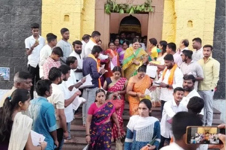 ಲವ್ ಜಿಹಾದ್ ಕುರಿತು ಜಾಗೃತಿ ಅಭಿಯಾನ; ದೇವಸ್ಥಾನಕ್ಕೆ ಬಂದ ಮಹಿಳೆಯರಿಗೆ ಕರಪತ್ರ ವಿತರಿಸಿದ ಹಿಂದು ಪರ ಸಂಘಟನೆ ಕಾರ್ಯಕರ್ತರು