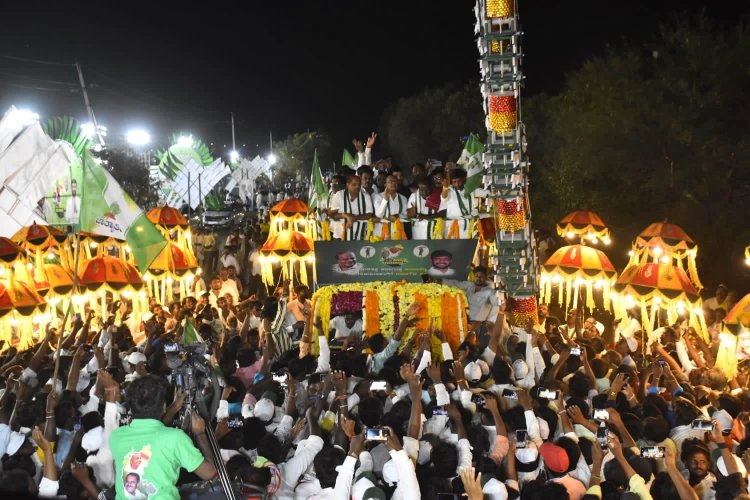 ಪಂಚರತ್ನ ಯಾತ್ರೆ| ಯಾದಗಿರಿಯಲ್ಲಿ ಎಚ್ಡಿಕೆಗೆ ಪೆನ್ಸಿಲ್, ಪುಸ್ತಕದ ಮಾಲೆ