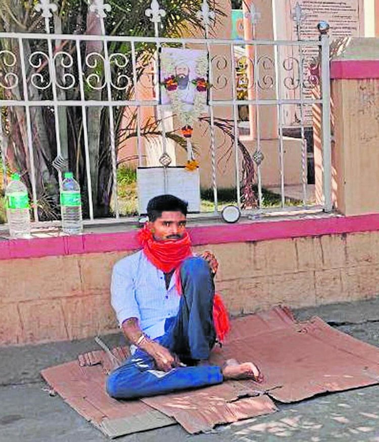 ಒಳ ಮೀಸಲಾತಿ ವಿರೋಧಿಸಿ ಲಂಬಾಣಿ ಯುವಕ ಏಕಾಂಗಿ ಧರಣಿ