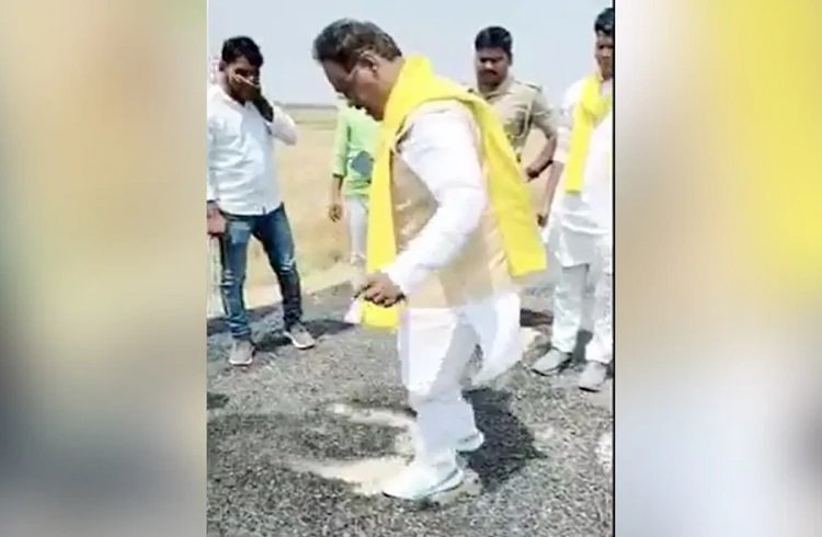 ಕಳಪೆ ಗುಣಮಟ್ಟ; ಶಾಸಕನ ಒಂದೇ ಕಿಕ್ಗೆ ಕಿತ್ತು ಬಂದ ಡಾಂಬರು ರಸ್ತೆ