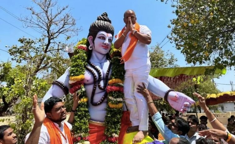 ಶ್ರೀರಾಮ ಉತ್ಸವ ಮೂರ್ತಿ ತೊಡೆ ಮೇಲೆ ನಿಂತ ಶಾಸಕ; ನೆಟ್ಟಿಗರಿಂದ ತೀವ್ರ ಆಕ್ರೋಶ