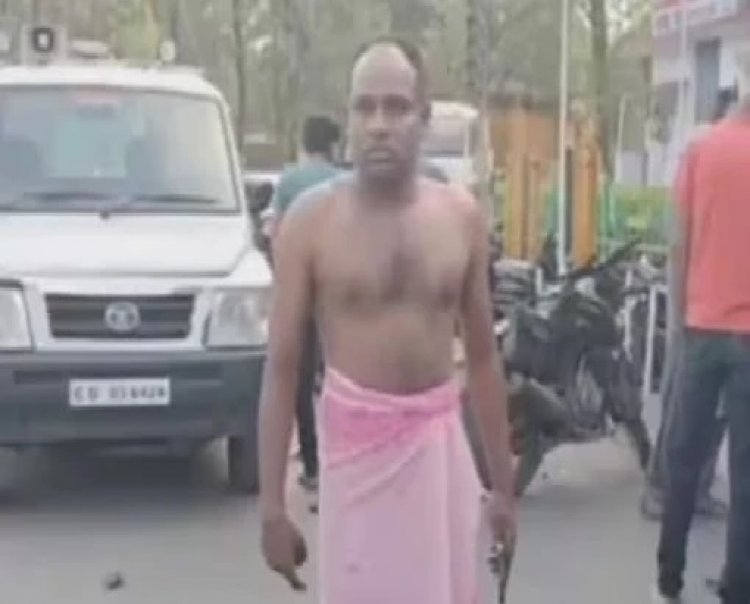 ಅಪ್ರಾಪ್ತನ ಬಿಡುಗಡೆಗೆ ಲಂಚ ಕೇಳಿದ ಪೊಲೀಸರು: ಟವೆಲ್ ಕಟ್ಟಿಕೊಂಡು ಠಾಣೆಗೆ ಬಂದ ತಂದೆ